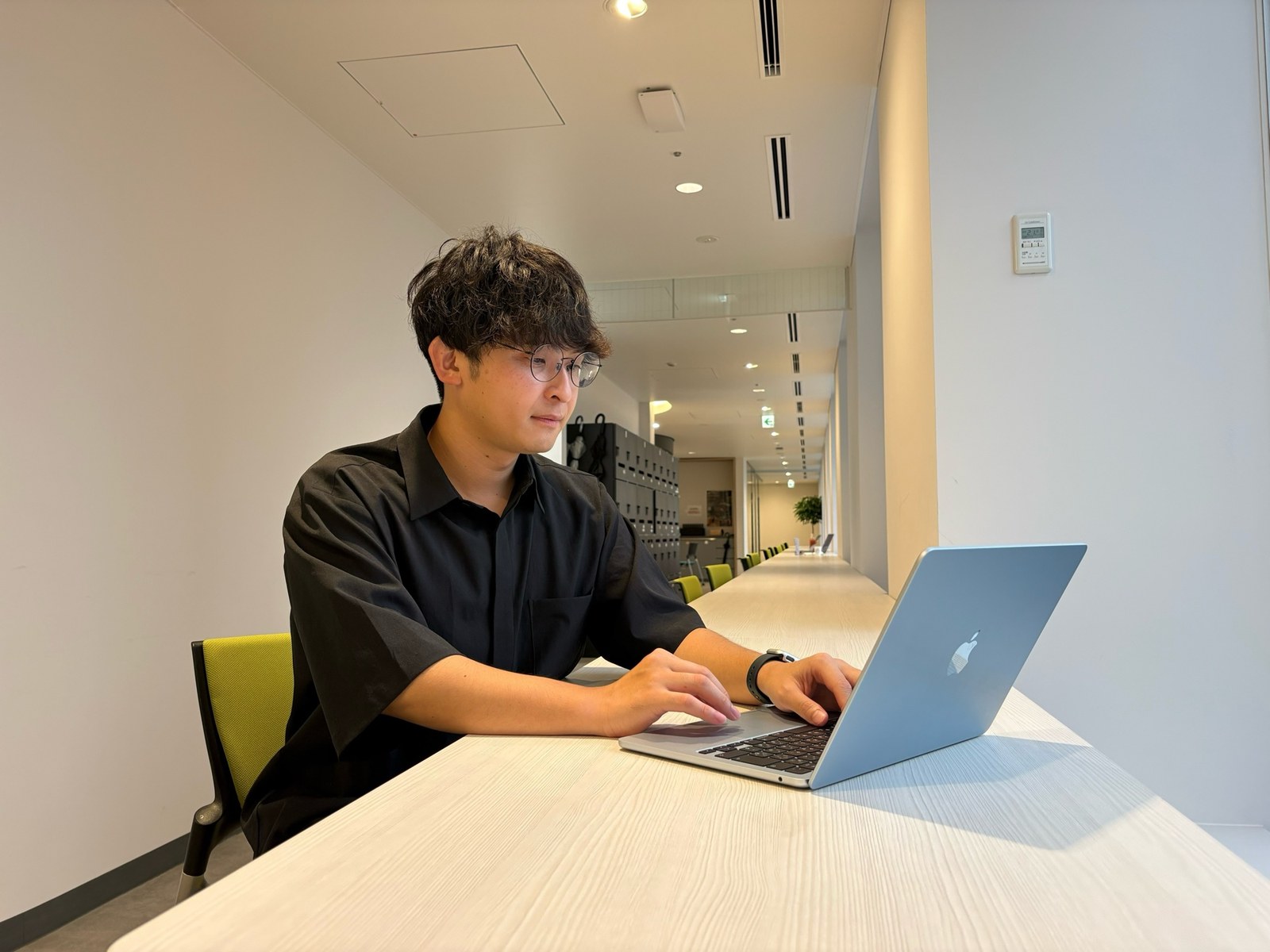 PCで作業する後藤 純
