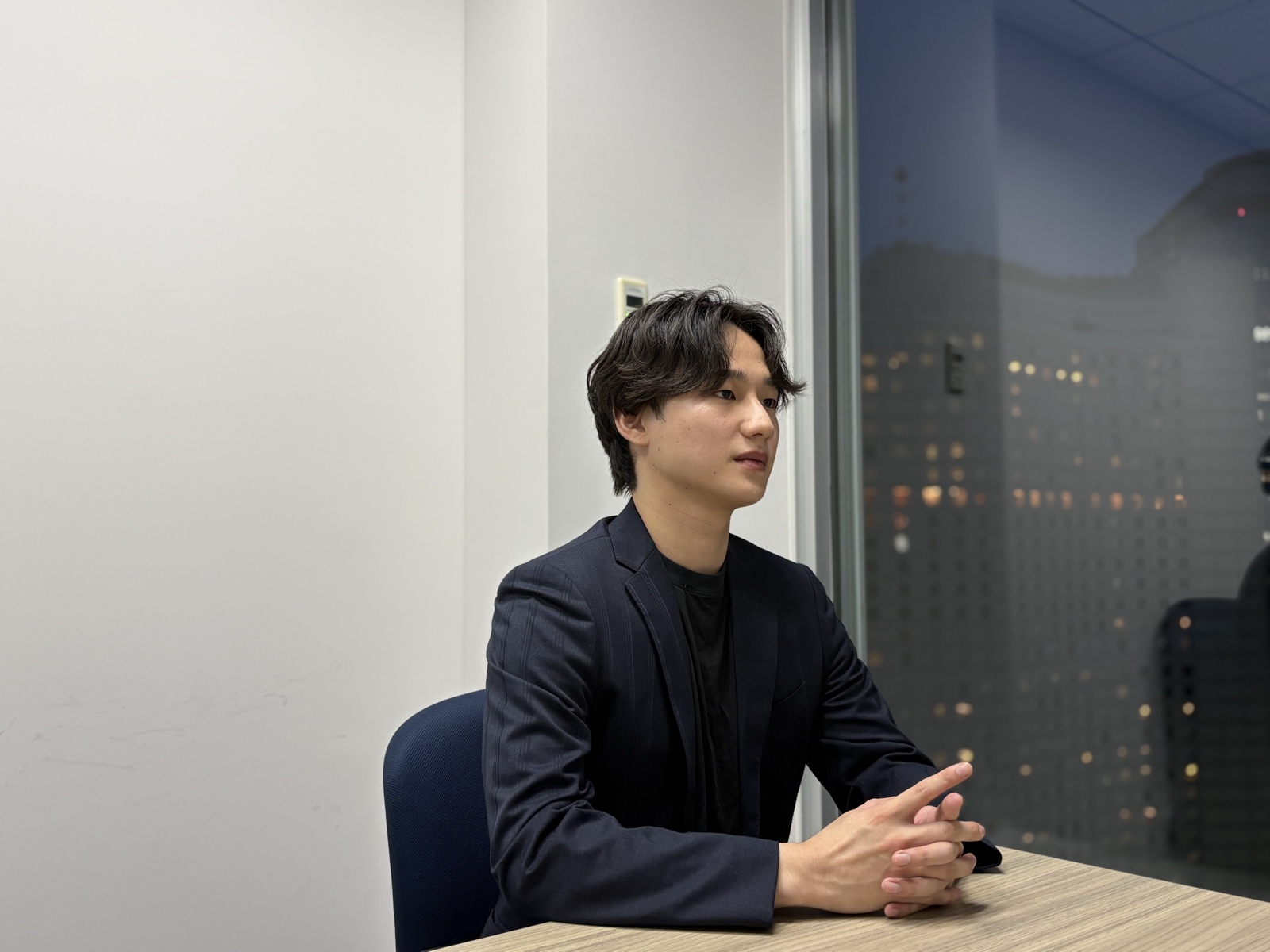 インタビューで製造現場の経験を語る林田 拓樹