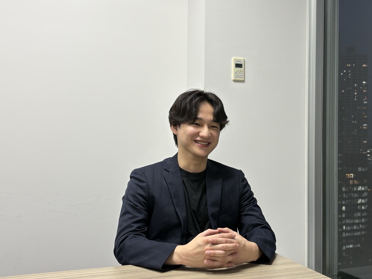笑顔でインタビューに答える林田 拓樹