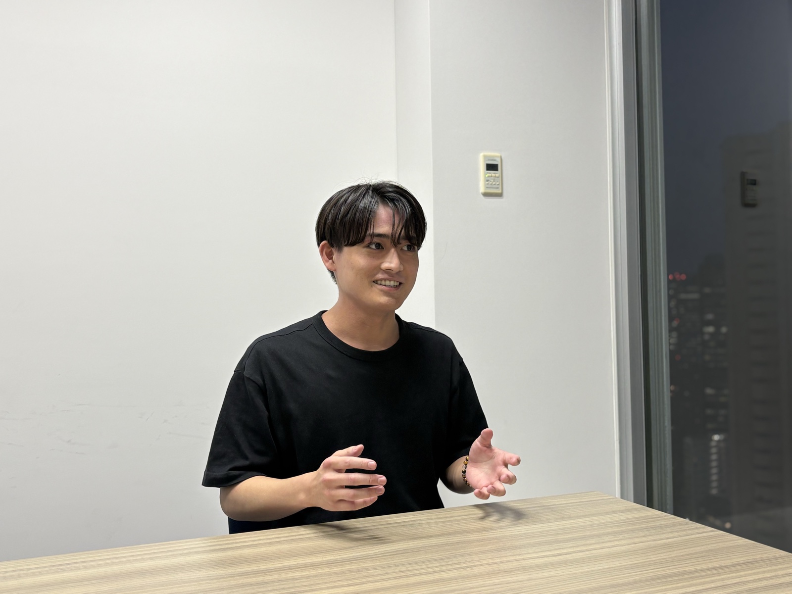 手ぶりを交えて話す飯室 歩夢