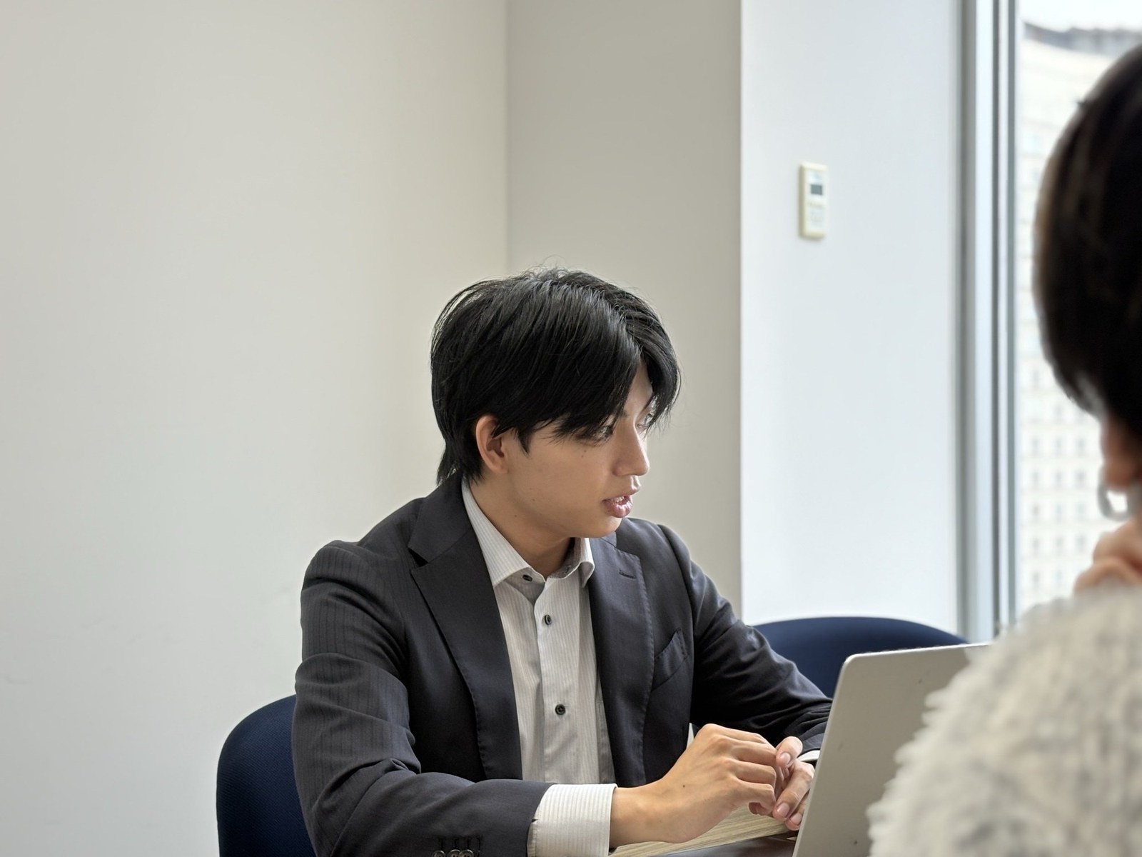 取材中の岩田 稜汰