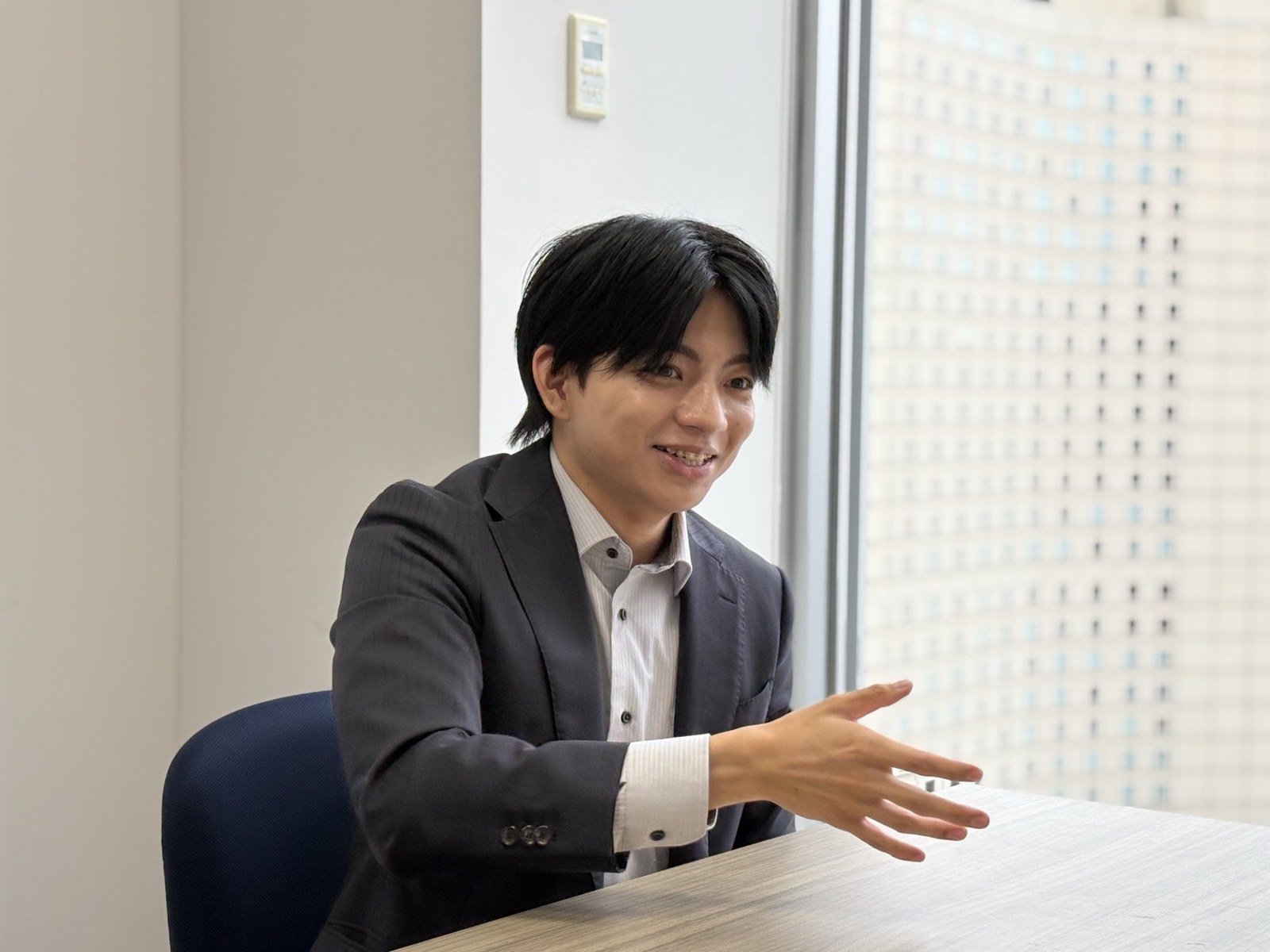 仕事について語る岩田 稜汰