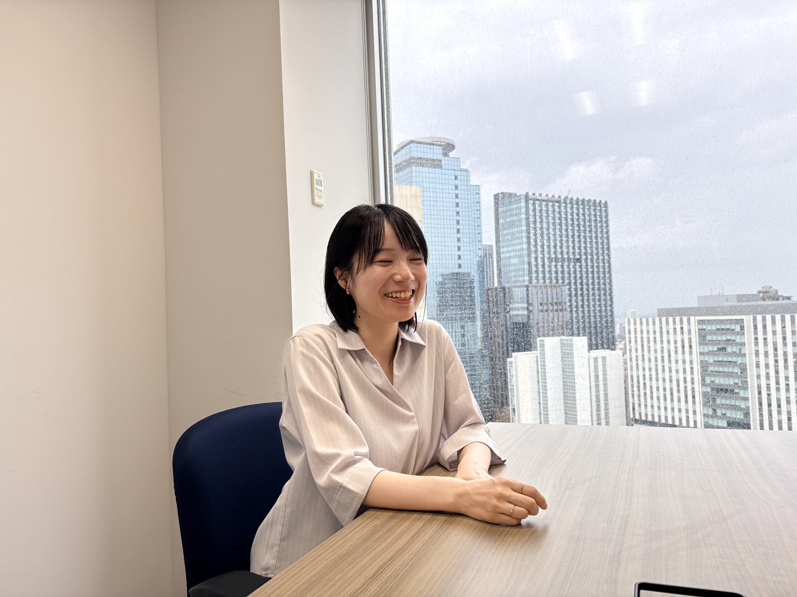 取材中の丸子 仁美