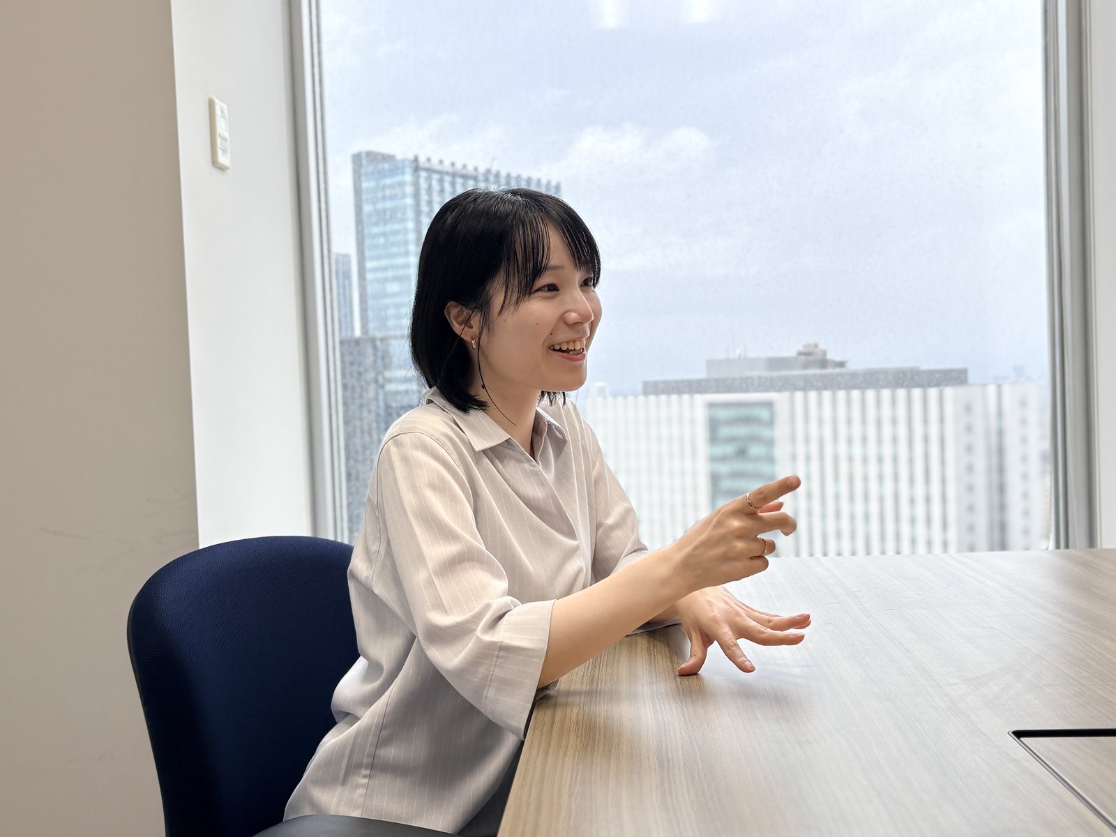 仕事について語る丸子 仁美