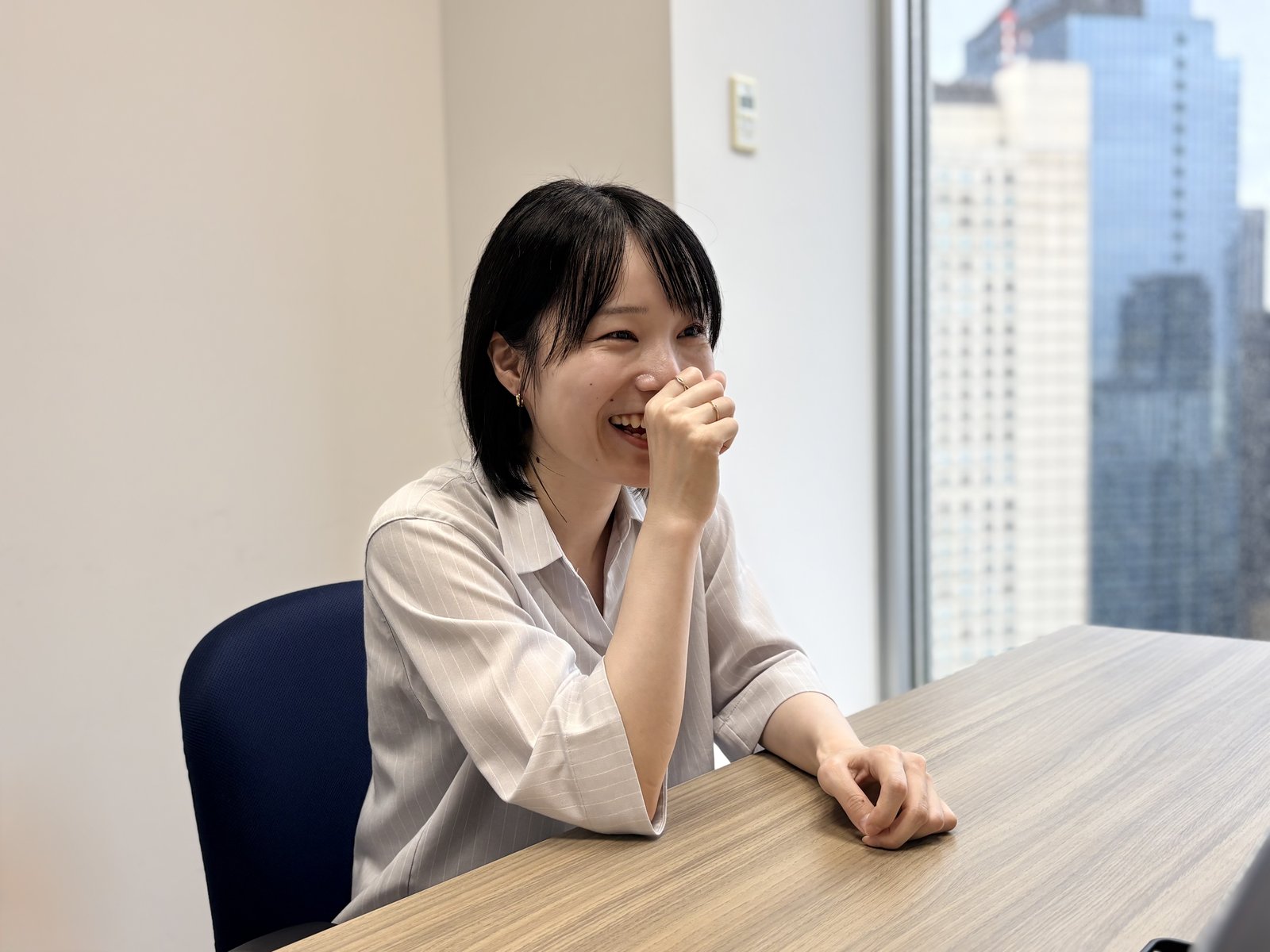 笑顔で話す丸子 仁美